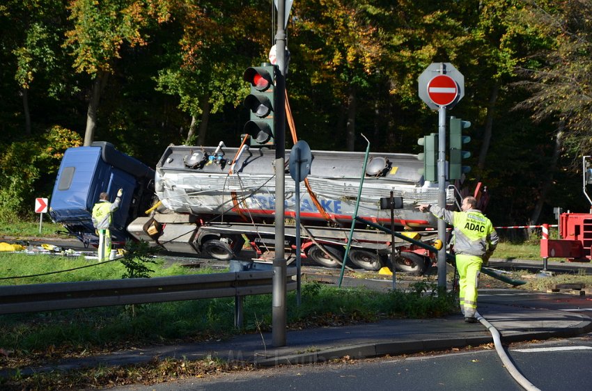 VU Tanklastzug umgestuerzt Huerth Industriestr P413.JPG